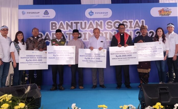 Sebagai ucapan syukur atas pencapaian FIFGROUP tahun 2025, Direktur FIFGROUP, Daniel Hartono (kanan), Direktur FIFGROUP, Valentina Chai (kedua dari kanan), Direktur FIFGROUP, Esther Sri Harjati (kedua dari kiri), dan didampingi Chief of Regional Management FIFGROUP, Julius Julianto Kusdinar (kiri) menyerahkan bantuan sosial Rapat Pimpinan (Rapim) 5 Agama secara simbolis kepada 6 perwakilan pengelola rumah ibadah Masjid Nurul Hidayah, Endrizal Nazar (kelima dari kiri), Masjid Jami Nur Al-Ghifari, Haji Agus Marna Hudaya, S.E. (keempat dari kiri), Gereja Katolik Paroki Salib Suci, Romo Rusbani Setyawan (ketiga dari kiri), Gereja Batak Karo Protestan, Pendeta Anton Keliat, S.Th., M.A.P (keempat dari kanan), Vihara Vimala Dharma, Sumarja (kelima dari kanan), Pura Wira Satya Dharma, I Gede Rawi Sumarya (ketiga dari kanan), bertempat di FIFGROUP Cabang Bandung, pada Kamis, 13 November 2025.