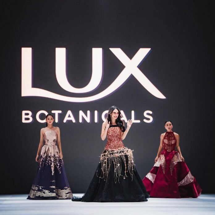 LUX Skin Science bersama Cinta Laura dan Luna Maya  Ajak Perempuan untuk Terbebas dari Beauty Judgement dan ‘Own Your Glow’ di JFW 2026