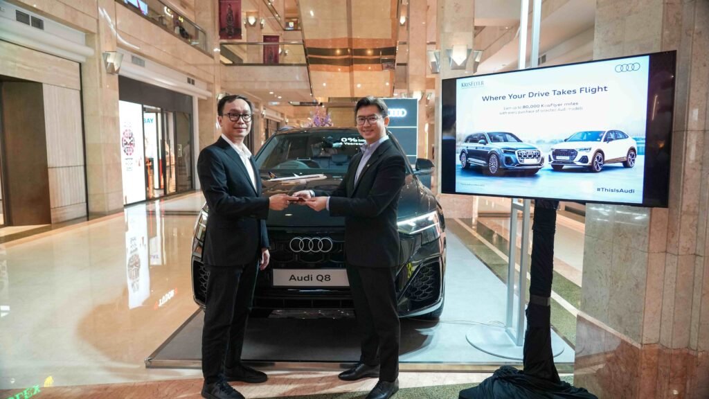 Kiri ke Kanan: Edo Januarko Chandra, Chief Operating Officer, PT Garuda Mataram Motor, melakukan seremonial peresmian kerja sama dengan Derrick Leow, Station Manager Jakarta yang hadir mewakili General Manager Indonesia, Singapore Airlines