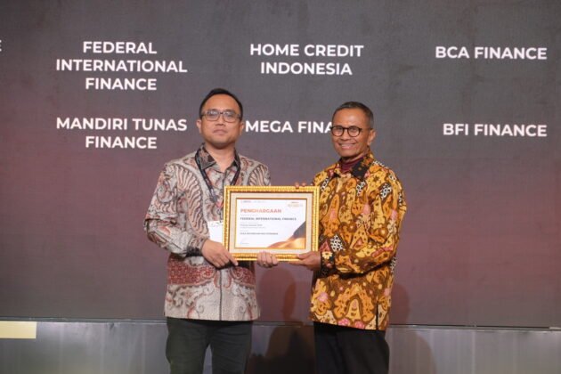 FIFGROUP, meraih penghargaan Disway Awards 2025 - Anugerah Brand Populer Indonesia dalam Kategori Jasa Keuangan Multifinance. Penghargaan diberikan oleh Founder Disway sekaligus tokoh media nasional, Dahlan Iskan (kanan), kepada New Motor Cycle Financing Marketing FIFGROUP, Natalius Turnip (kiri) dalam acara yang digelar pada Kamis, 4 Desember 2025 berlokasi di Sheraton Hotel Gandaria City, Jakarta.