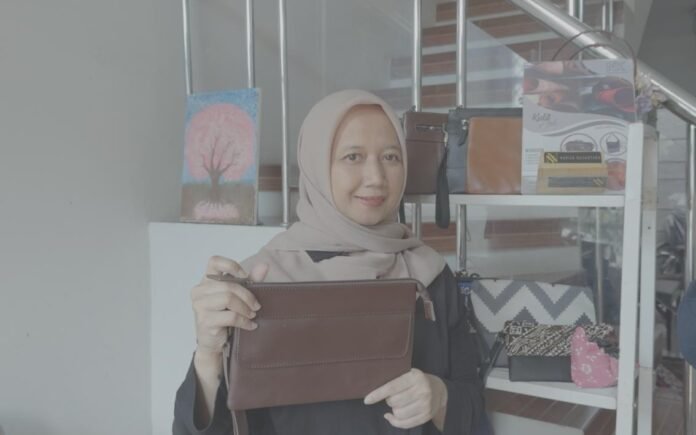 Pemilik Narisa Nusantara, Nina Dahnia yang merupakan salah satu UMKM perempuan binaan FIFGROUP berkolaborasi dengan Yayasan Astra – Yayasan Dharma Bhakti Astra (YDBA), yang memulai usaha kerajinan kulitnya sejak tahun 2018.