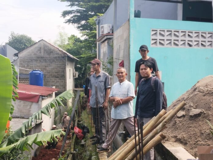 Perwakilan Pemdes Citayam Tinjau Turap Roboh di Klasteria Hasanah yang Menimpa Area Citayam Grande Hills