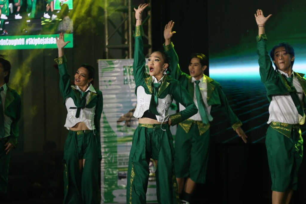 Ket Foto: Cuaca yang tidak menentu memang membatasi ruang gerak, tapi jangan dijadikan alasan untuk tidak aktif bergerak. Aktivitas dance rutin 15 menit yang mudah dan bisa dilakukan untuk menjaga kesehatan kardiovaskuler di musim pancaroba ini. (Foto by Adrianto Roswulantoro)