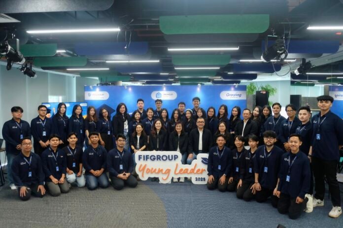 Sesi foto bersama Jajaran Direksi dan Manajemen FIFGROUP bersama dengan 36 Young Leader yang terpilih dari seluruh Indonesia pada acara penyambutan penerima beasiswa FIFGROUP Young Leader 2025 di Menara FIF, pada Senin, 1 Desember 2025.