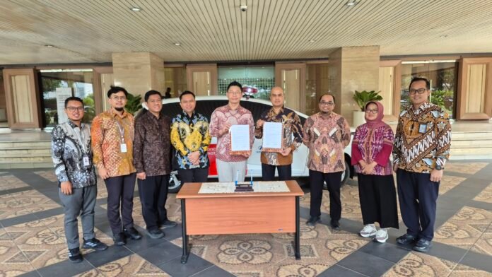 Hyundai Donasikan Ambulans Hyundai Stargazer Cartenz Dukung Penanganan Bencana di Sumatera