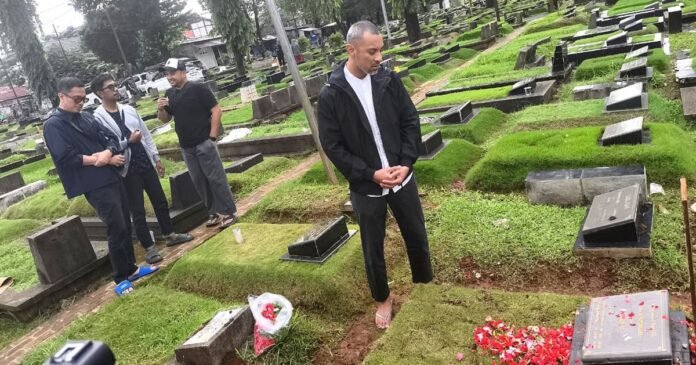 Tak Antar ke Pemakaman karena Umrah, Didi Riyadi Langsung Ziarah ke Makam Lucky Widja Setibanya di Tanah Air
