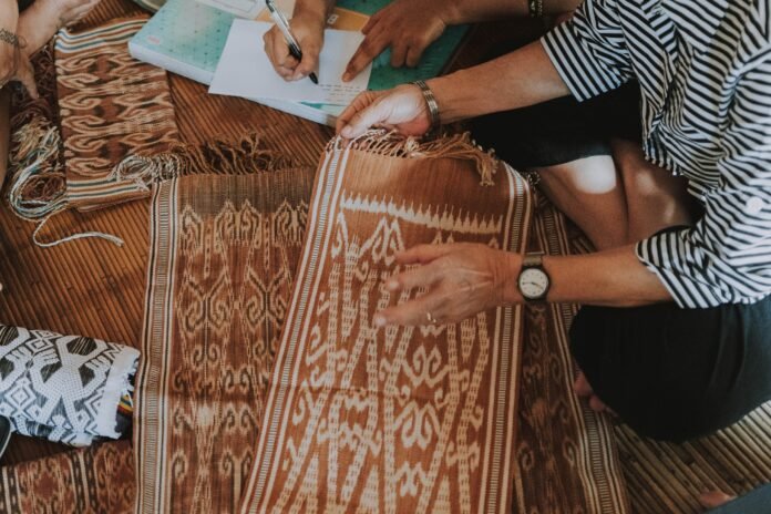 Yayasan Kawan Lama Tingkatkan Pendapatan Penenun Dayak Iban hingga 360% melalui Program Aram Bekelala Tenun Iban
