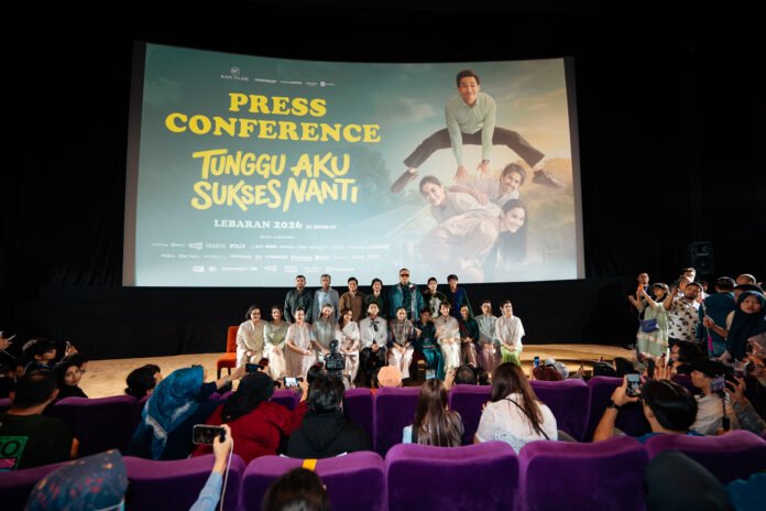 Tunggu Aku Sukses Nanti Jadi Film yang Memeluk Lelah Para Pejuang Hidup dan Tulang Punggung Keluarga  Akan Menghangatkan Saat Lebaran 2026 di Bioskop
