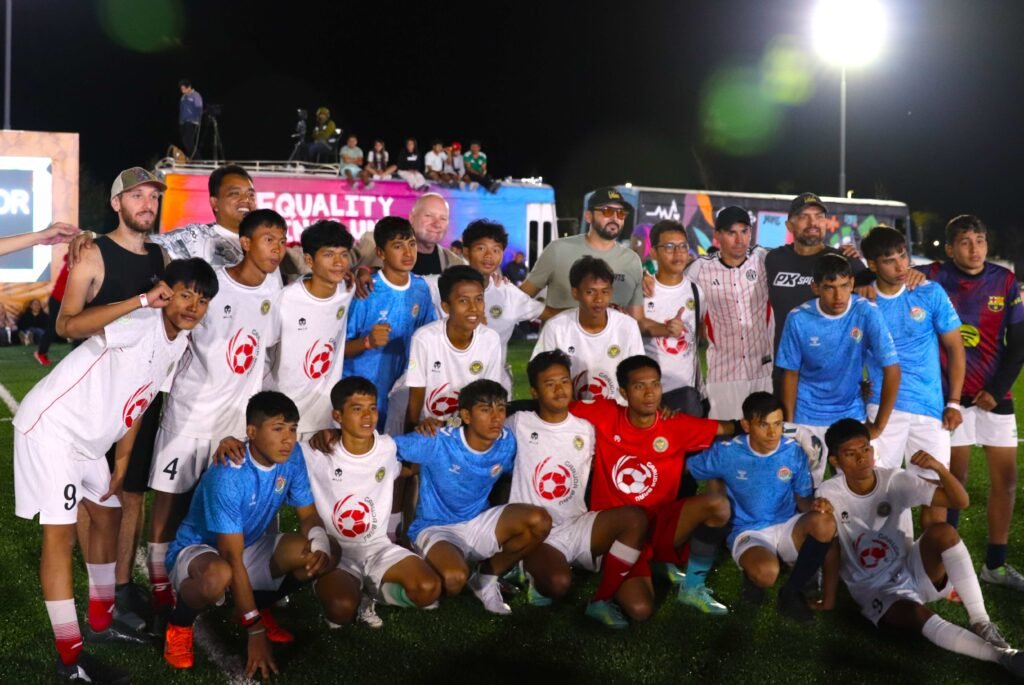 Foto 2, Pemain Tim Garuda Baru Indonesia merayakan bersama tim Argentina usai partai final Street Child World Cup (SCWC) 2026 kategori Boys Shield di di Parque Ecológico Lago de Texcoco – Zona del Lago de Texcoco, Estado de México, Meksiko, Kamis (14/5/2026) waktu setempat. Pertandingan final berlangsung ketat sebelum Indonesia memastikan kemenangan lewat adu penalti dengan skor 3-2.