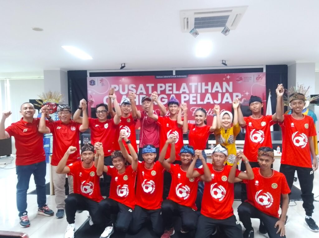 Foto 2, Indonesia resmi memberangkatkan Tim Garuda Baru yang terdiri dari 10 pemain beserta 5 orang official team pada Minggu (3/5/2026) di Jakarta, untuk mengikuti Street Child World Cup (SCWC) 2026 yang akan berlangsung pada 5–15 Mei 2026 di Mexico City, Meksiko. Garuda Baru menyerukan Safe Environment, Safe Childhood melalui ajang SCWC untuk mengkampanyekan tentang hak anak atas lingkungan yang layak.