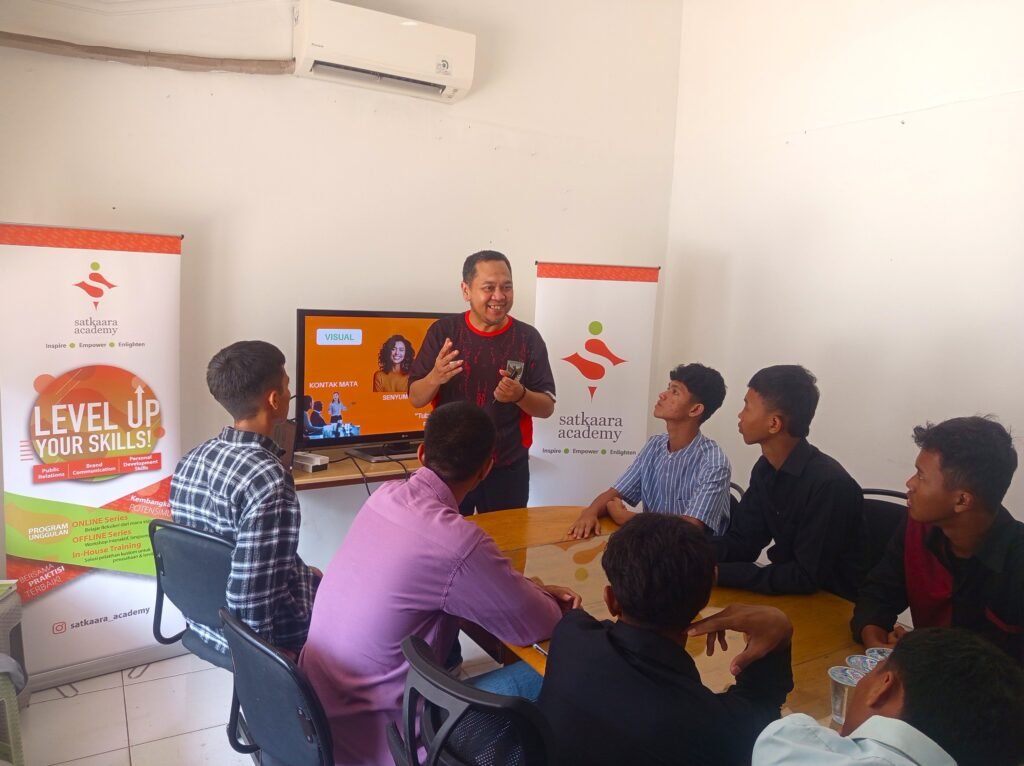 Foto 3, Direktur Satkaara Academy Nugroho Agung Prasetyo saat memberikan pelatihan Public Speaking kepada 10 pemain tim Garuda Baru. Selama periode April 2026, para pemain menjalani Training Camp intensif sebagai bagian dari persiapan menuju SCWC, salah satunya pelatihan public speaking yang difasilitasi oleh Satkaara Academy, untuk membekali kemampuan berbicara di depan publik.