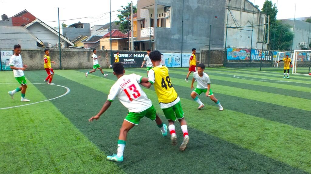 Foto 4, Tim Garuda Baru saat menjalani Training Camp intensif sepanjang April 2026 sebagai bagian dari persiapan menuju SCWC. Dalam program ini, para pemain mendapatkan pembekalan menyeluruh yang meliputi latihan teknis dan taktis sepak bola, penguatan fisik dan mental, serta pembinaan karakter, kepemimpinan dan soft skill seperti public speaking.