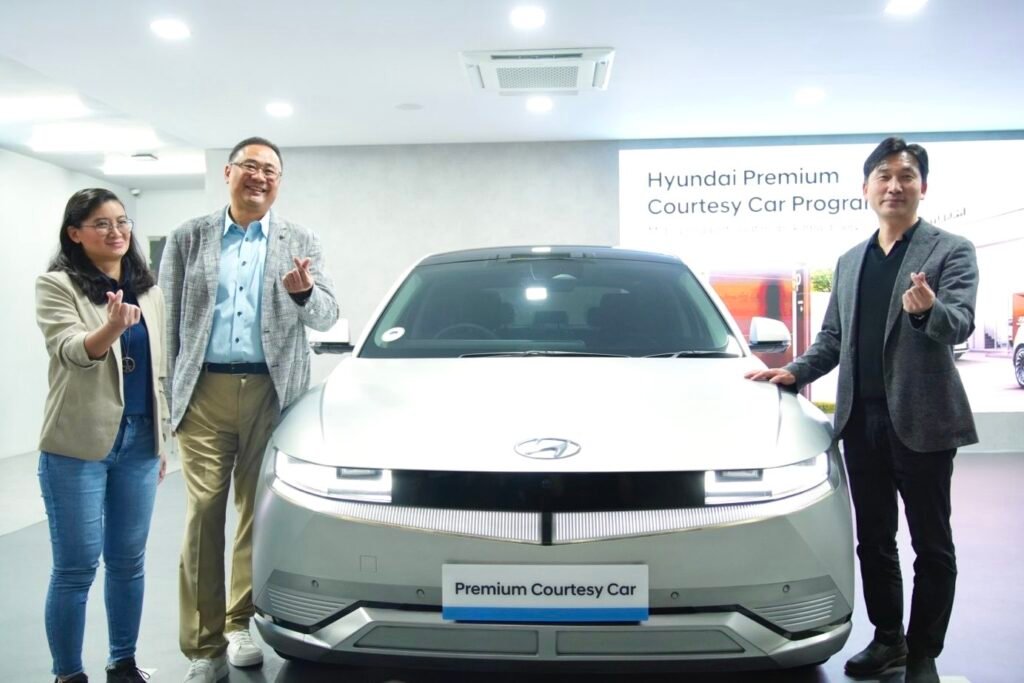 Nina Violenty (Chief Sales Officer of HMID) - Fransiscus Soerjopranoto (Chief Operating Officer of HMID) - Kenny Lee (President Director of HMID) dalam acara peluncuran Hyundai Premium Courtesy