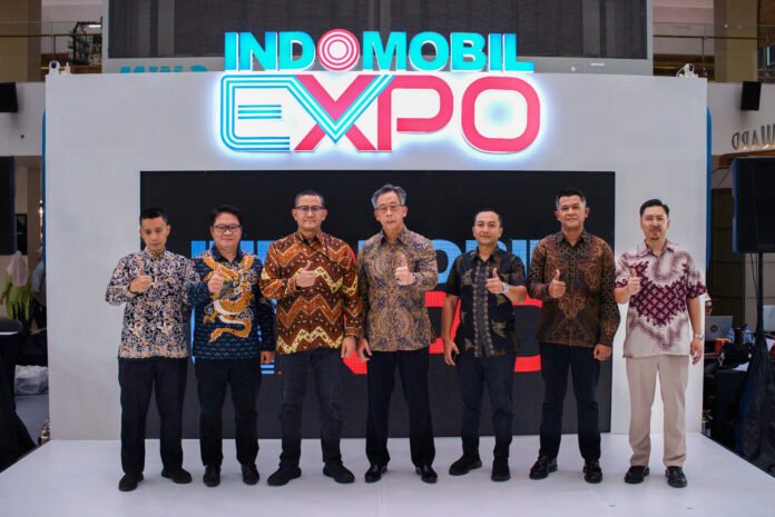 Santiko Wardoyo, CEO Indomobil Dealership Group (Tengah) bersama jajaran Kepala Cabang Indomobil di Bandung