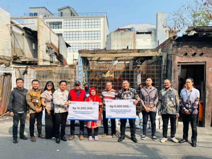 BRI Branch Office Otista dan BRINS Serahkan Simbolis Klaim Asuransi kepada Nasabah Terdampak Kebakaran