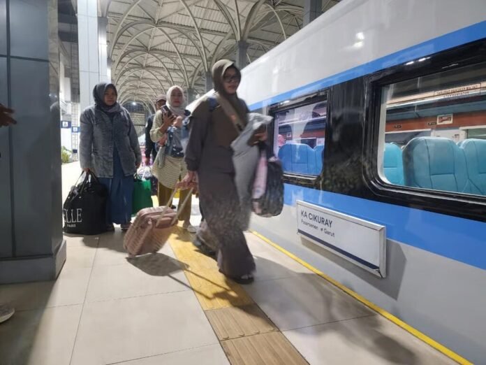 KA Cikuray Catat Okupansi 138 Persen dalam 10 Hari Operasi Rangkaian Baru