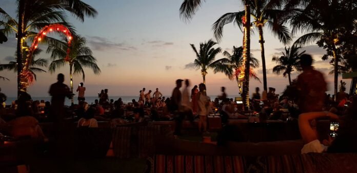 Anatomi Kuliner Seminyak: Polarisasi Tiga Stratum Ekonomi dalam Satu Koridor Jalan