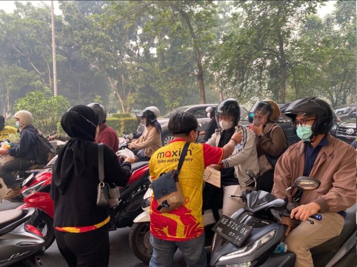 Aksi Tanggap Karhutla, Maxim Bagikan 10.000 Masker Gratis di Berbagai Kota Terdampak Asap